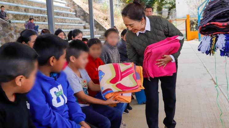 Continúa invitación para donativos a campaña Abrigando corazónes