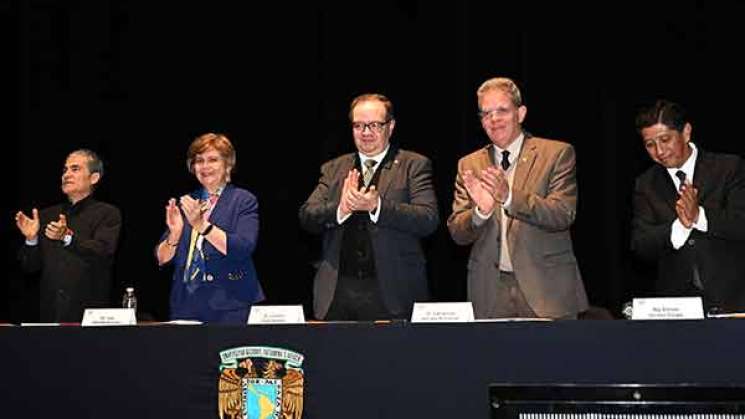 Entrega la UNAM los premios Abraham Zabludovsky y Alinka Kuper 