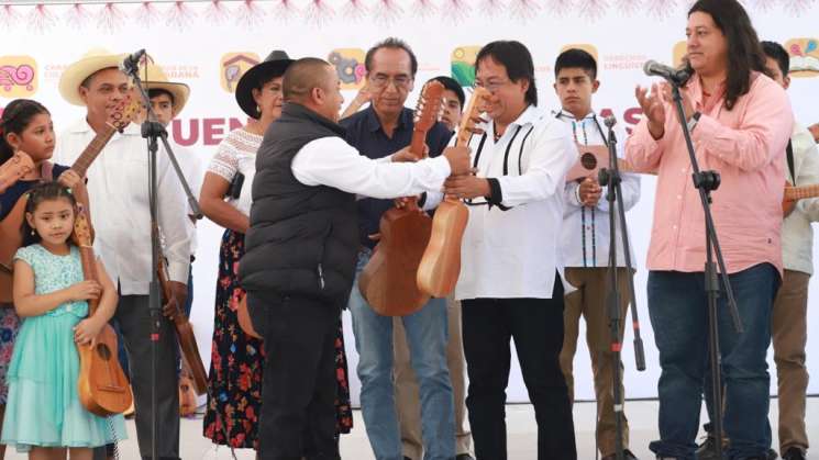 Entrega Seculta Oaxaca jaranas a menores y jóvenes 