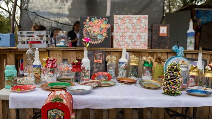 Adultos mayores concluyen Taller Navideño de manualidades