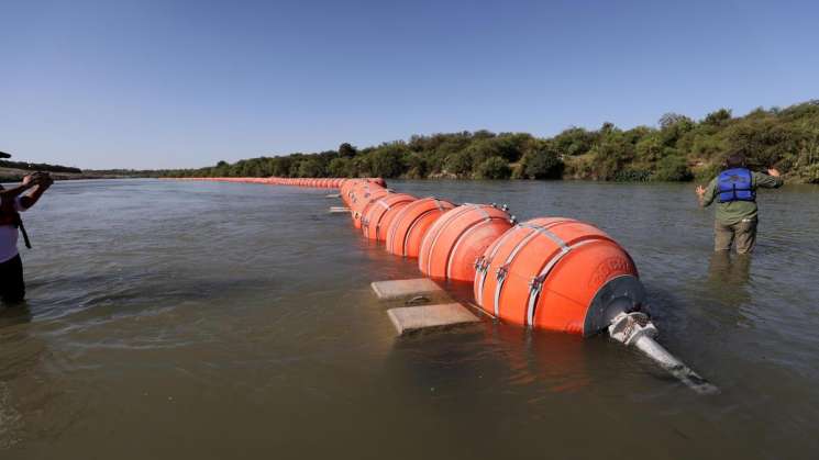 Juez ordena mantener Barrera flotante entre Texas y México