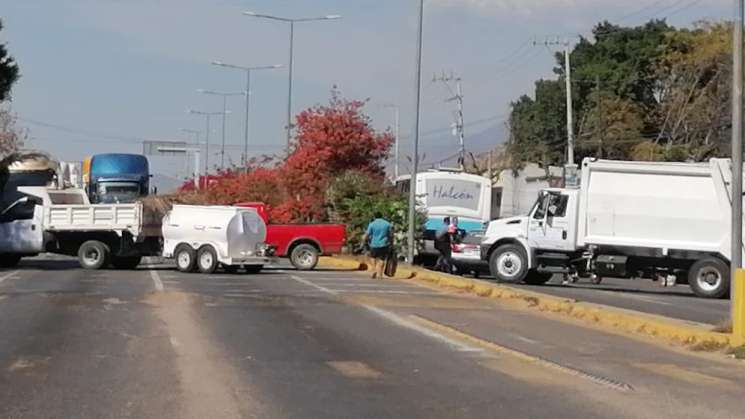 Por conflicto agrario bloquean autopista de Sta.Maria Coyotepec