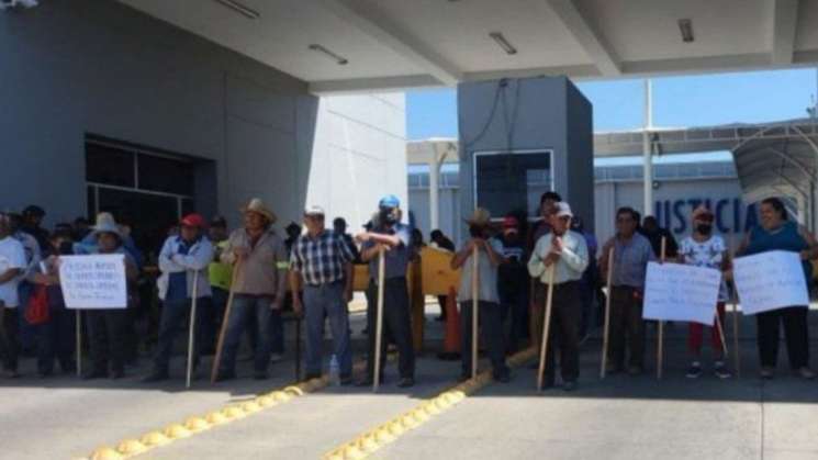 Retienen a 184 trabajadores en cuartel de policía en Oaxaca 