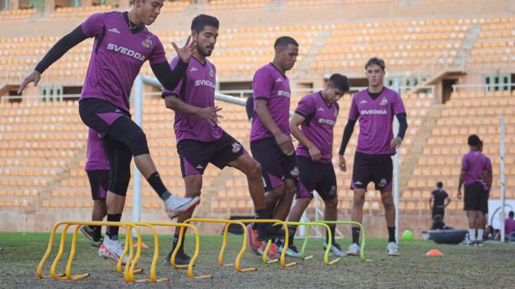 Alebrijes de Oaxaca debuta ante su afición   