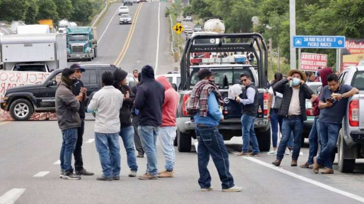 Retiran bloqueo carretero y liberan a funcionario en Niltepec