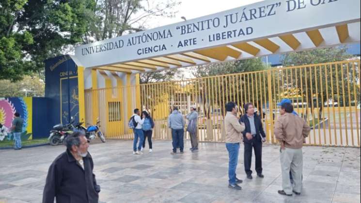 Inicia STEUABJO paro de 12 horas en la UABJO