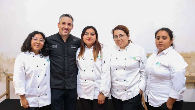  Chef Alberto Ferruz inspira a estudiantes de Gastronomía de U