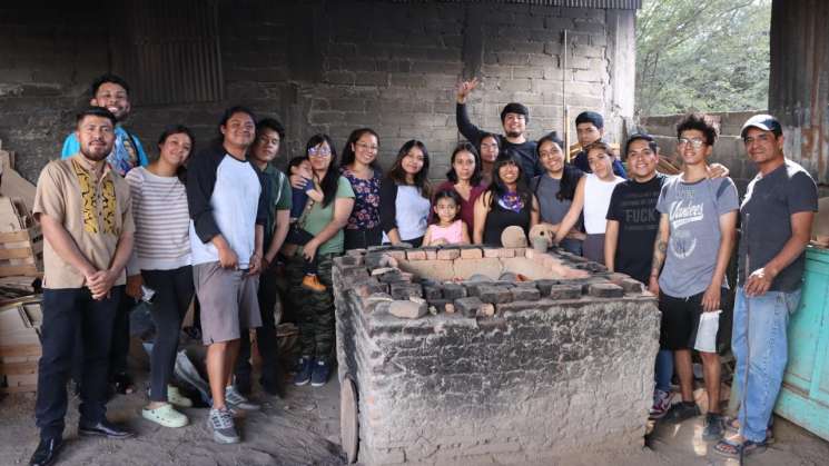 Imparten taller de barro para jóvenes en Santa María Atzompa     