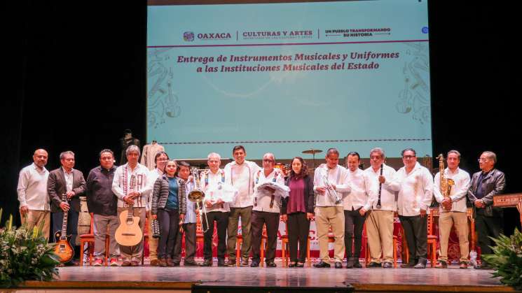 Reciben instrumentos  instituciones de música en Oaxaca 