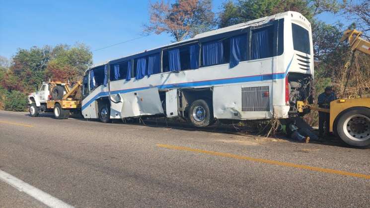 Autobús vuelca con migrantes en carretera de Oaxaca 