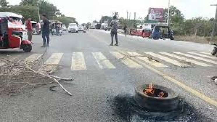 Tras cierre de alberge, Migrantes bloquean carretera de Oaxaca 