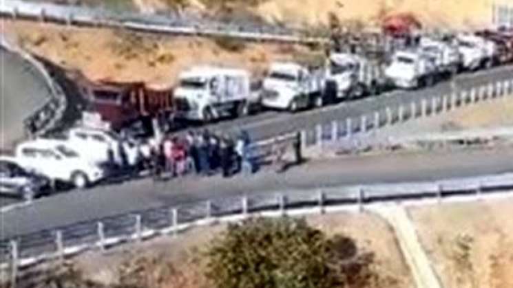 Comuneros bloquean autopista a la costa antes de inauguración 