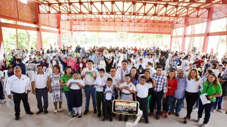 Reciben lentes gratuitos 733 estudiantes de escuelas en Tuxtepec 