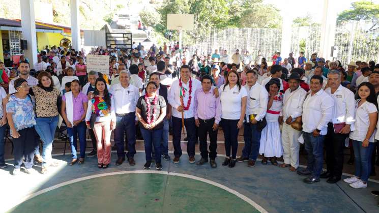 Llegan a San Miguel Yotao mejoras en educación,vivienda y caminos