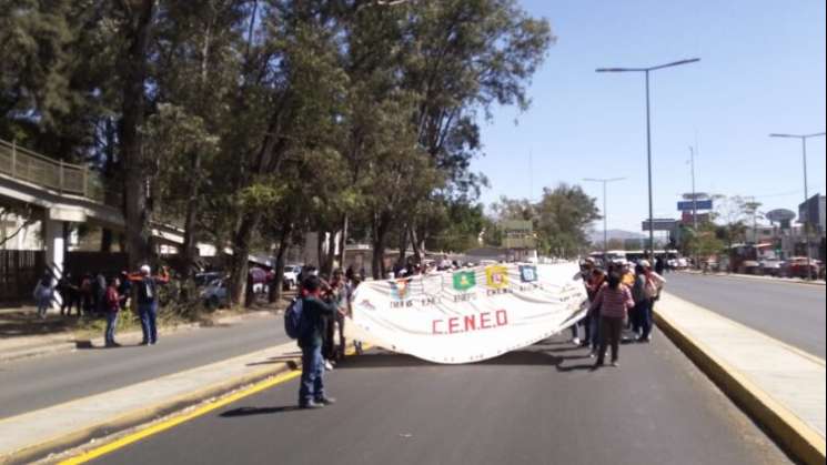 Marchan 300 normalistas en Oaxaca, amagan con más movilizaciones 