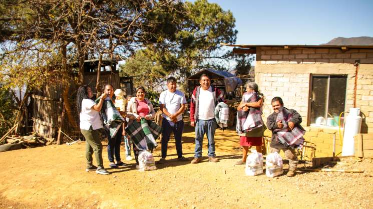  Entrega DIF Oaxaca víveres en Tierra Colorada, Ixtepeji     