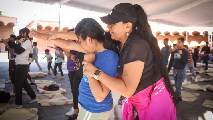 Niños y adolescentes del hogar DIF conocen el boxeo     