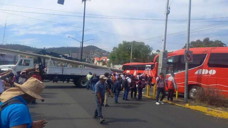 Transportistas bloquean autopista costera por saturar rutas ADO