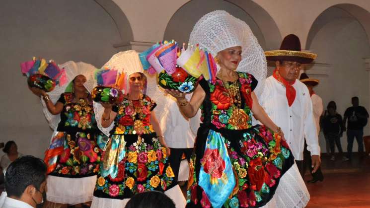     Presentan a grupo folclórico de personas adultas mayores   