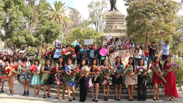 Realizan estudiantes de la UABJO tradicional  Viernes del Llano