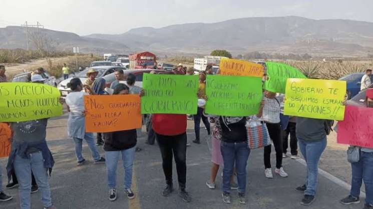 Por no tener insumos para incendios bloquean carretera en Oaxaca 