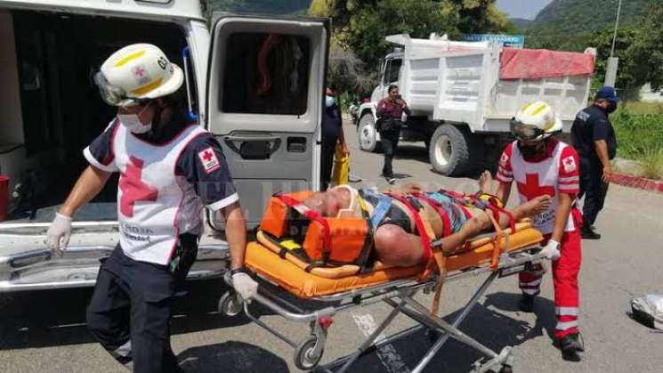 Colabora Bomberos de Oaxaca en atención de accidente en carretera