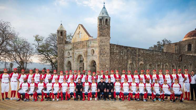    Guerreros de Oaxaca se toma la foto oficial para la temporada 