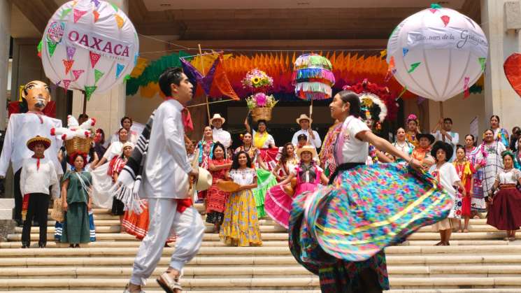  Presentan programa de la Guelaguetza 2024, en Ciudad de México  