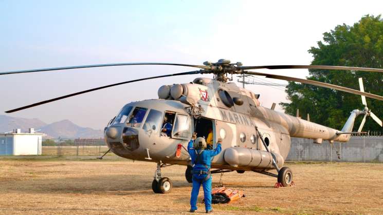     Helicópteros de Sedena y Marina combaten incendios en Oaxaca 