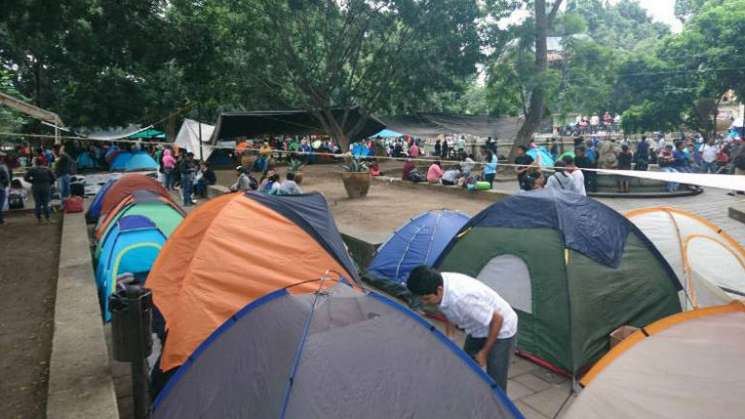 Sigue plantón de Secc.22, capital paralizada por bloqueos y tomas