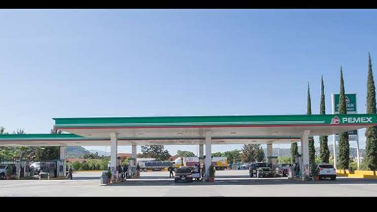  Reabastecen de gasolina a estaciones de servicio en Oaxaca    