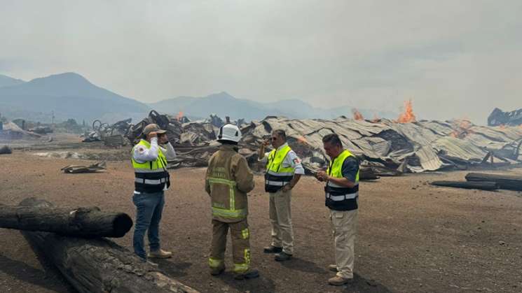   Evalúan daños por incendio en aserradero en San Miguel Etla  