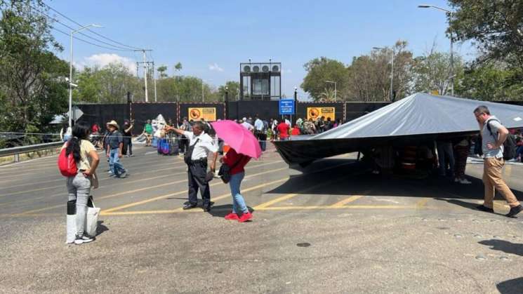 Maestros de Oaxaca bloquean y toman aeropuerto, no hay vuelos