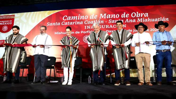 Inauguran Gobernador,AMLO y Shembaum camino artesanal en Oaxaca 