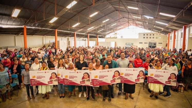 Entregan 432 Tarjetas Margarita Maza en la región Mixteca  