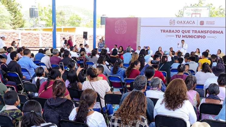  Atiende Gobierno de Oaxaca necesidades de Magdalena Ocotlán     