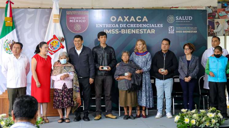 Entregan primeras credenciales IMSS-Bienestar en Oaxaca 