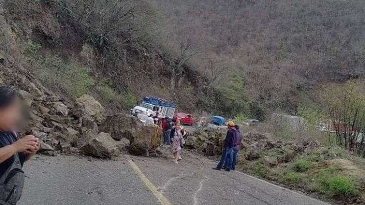 Reportan derrumbe en tramo Tlacolula -El Camarón, precaución 