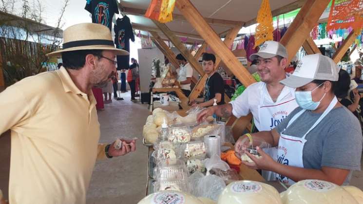 Tres generaciónes creadora del quesillo en la Feria del Mezcal 