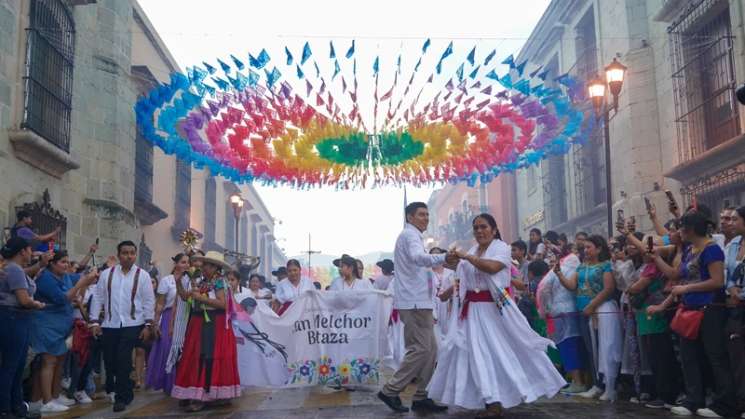 Realizan segundo Desfile de Delegaciones en capital oaxaqueña 