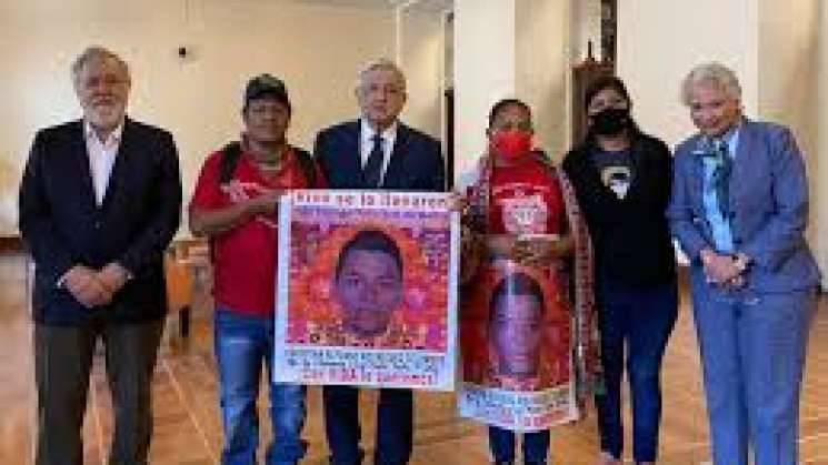 Se reúne AMLO con padres de los 43 normalistas de Ayotzinapa