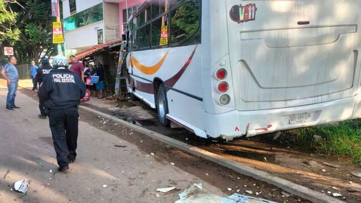 Accidente de autobús deja 20 heridos en carretera 190