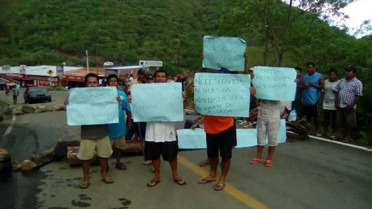 Bloquean Comuneros Aeropuerto de Huatulco 