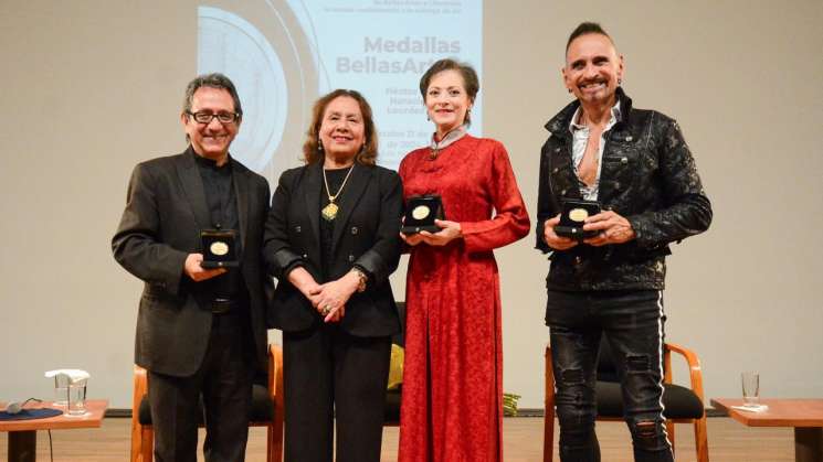 Lourdes Ambriz, Héctor Infanzón y Horacio Franco reciben medalla 