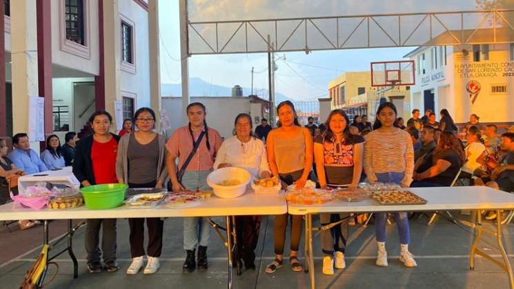 Jóvenes de San Lorenzo Cacaotepec se capacitan en materia laboral