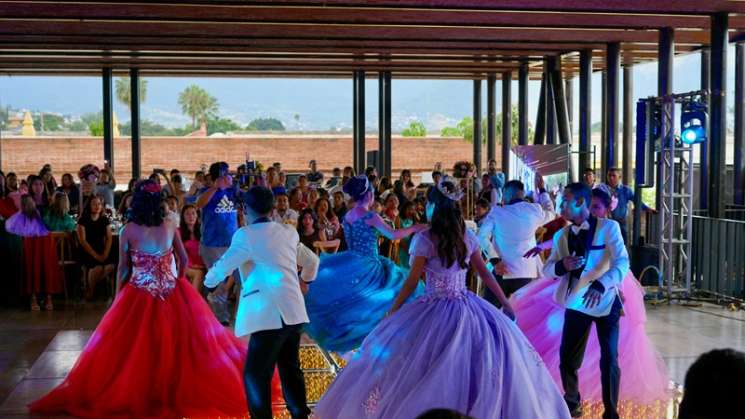 Celebran sus XV años adolescentes de Centro de Asistencia Social 