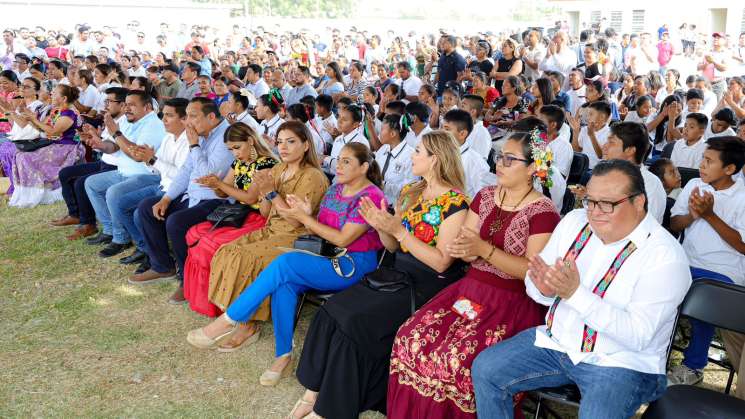  Inaugura Gobernador Salomón Jara aulas educativas en Juchitán