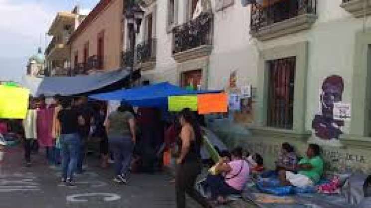 Instalan maestros plantón en edificio de Sección XXII de Oaxaca 