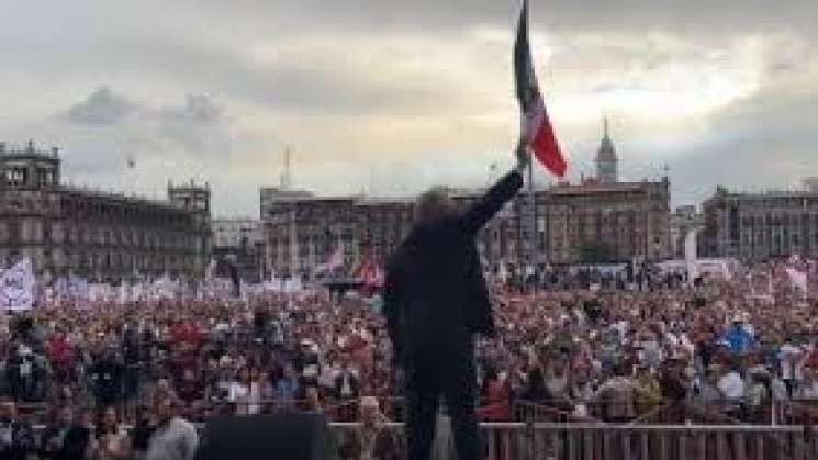 Rinde AMLO su último informe con lleno total en zócalo 