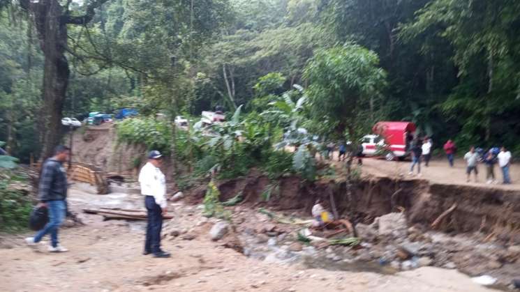 Por deslave cierran carretera tramo San Gabriel Mixtepec